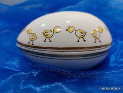Aquincumi tojás formájú bonbonier,kis csirkékkel díszítve
