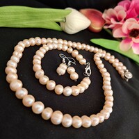 A cultured pearl set is eternal elegance