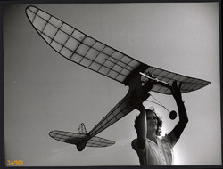 Nagyobb méret, Szendrő István fotóművészeti alkotása. Robbanómotoros repülőmodell verseny, 1930-as é