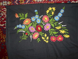 Fekete színű alapra   hímzett díszpárna 45 cm X 59 cm