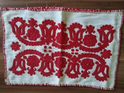 Kalotaszegi írásos párnahuzat, piros hímzésű, mérete: 46 cm x 30 cm