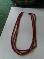 Rubin drágakőből készült háromsoros nyakék