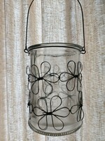Fém virágpkkal díszített üveg mécsestartó, tároló, kosárka 17 cm magas (+ fül)