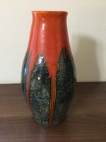Festett-csorgatott mázas kerámia váza.