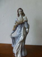 Gyönyörű elegáns porcelán hölgy virágfüzérrel