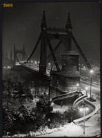 Nagyobb méret, Szendrő István fotóművészeti alkotása. Budapest, régi Erzsébet híd a Gellért-hegy fel
