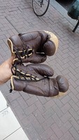 Vintage 6 oz leather boxing gloves, good condition, for collectors.