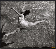 Nagyobb méret, Szendrő István fotóművészeti alkotása. Balerina ugrása, tánc, művészet, zsáner, 1930