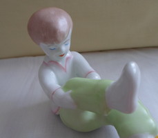 Retro nipp 9.: Girl wearing Aquincum porcelain, little girl pulling socks (in green pants)