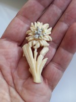 Vintage retro carved bone flower kituzo brooch