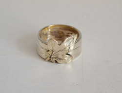 Silver napkin ring. Art deco style with leaf decoration. Nf50