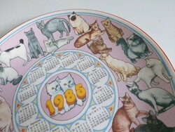 1985 Cicás évszámos Wedgwood, angol porcelán tányér, hátoldalon a cicák fajtáinak megnevezéseivel 25