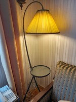 Kovácsoltvas állólámpa selyembúrával