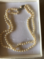 Real pearl necklace with 18 carat white gold clasp, with a pearl inside