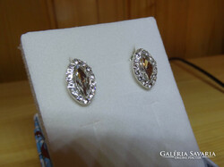 Plug-in earrings with zirconia stones, the stone is pure zirconia.