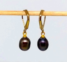 Freshwater cultured 10*8mm black pearl earrings ii.O. 94