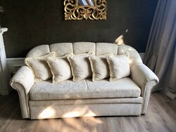 Barokk mintás luxus kanapé, díszpárnákkal és függönyökkel