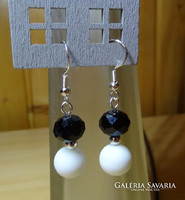 Earrings made of 8 mm pearls with black polished crystal beads and white rubber coating.