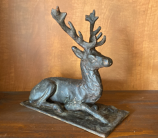 Iron deer statue (26 cm x 24 cm x 14 cm and 4.1 kg)