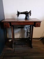 MŰKÖDŐ Singer varrógép, fiókos asztalba épített, XX. század első feléből
