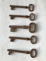 5 wrought iron gate keys. 10 cm long. In good condition for its age.