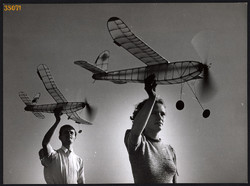 Nagyobb méret, Szendrő István fotóművészeti alkotása. Robbanómotoros repülőmodell verseny, 1930-as é
