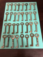 Different old keys. 32 pieces are identical in that they all have holes on the inside. They are 6 and 6.5 cm long