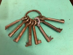 8 6 cm long cabinet keys. On an old ring. 7 Pcs 1 and 8. It is not numbered, it is only 5.5 cm long