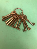 11 old cabinet keys. In good condition for its age. They are 6 cm long.