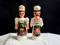 Kézzel Kalocsai mintával festett fa bábu páros, népviseleti ruhás lány és fiú 8-9 cm