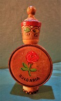 Bolgár rózsaolaj / üvegcsében, fa hordóban /tartóban/.