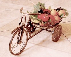 Fonott kosaras gyümölcstartó tricikli, kerti, vagy rusztikus stílusú berendezéshez