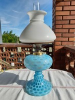 Különleges fújt üveg antik asztali petróleumlámpa, tejüveg ernyővel, 47 cm magas