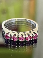 Kecses ezüst gyűrű, szintetikus rubin kövekkel