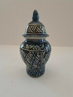 Kisméretű porcelán fedeles váza