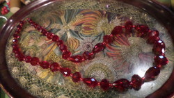 50 cm-es , nagyon szép piros , kristálygyöngyökből álló nyaklánc .