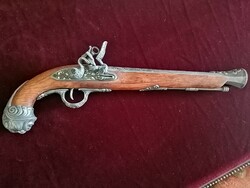 XVII. század végi lovassági pisztoly, elsüthető szerkezettel, faragott fa tussal. Hibátlan replika