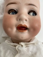 Nagy méretű Csodaédes arcú oldalra is mozgó szemű csecsemő baba porcelán fejjel