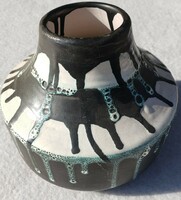 Szombath Zsuzsa: Csorgatott mázas váza