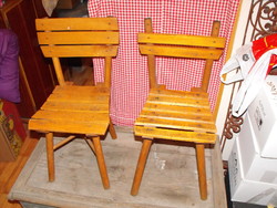 Két retro fa gyerek szék együtt