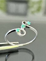 Kecses ezüst gyűrű, kis smaragd kavicsokkal