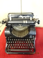 Olimpia márkájú mechanikus írógép, több, mint 10 kg a súlya. Jókai.