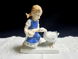 Német porcelán libát etető kislány