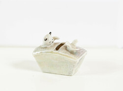 Mini porcelán figura - piknikkosár madárkára vadászó cicussal - cica, macska, miniatűr