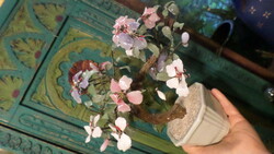 Kb 32 cm x 26 cm-es , keleti fácska üveglevelekkel és virágokkal , kerámia kaspóban .