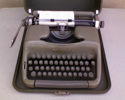 Voss portable bag typewriter (mechanical, German keyboard)
