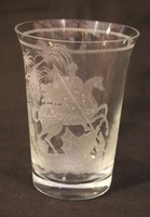 Üveg díszpohár, sárkányölő Szent György motívummal
