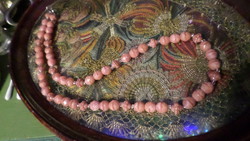 50 cm-es , szép , rózsaszín üveggyöngyökből álló nyaklánc .