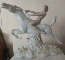 Porcelán női lovas, fehér lovon