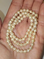 Freshwater cultured pearl string with 9K yellow gold clasp